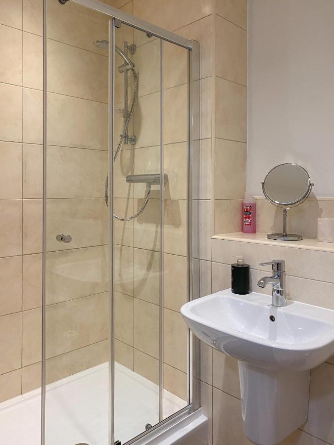 Beautiful, Contemporary 3 Bedroom Apartment Bath Kültér fotó