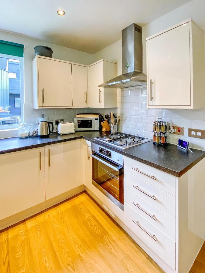 Beautiful, Contemporary 3 Bedroom Apartment Bath Kültér fotó